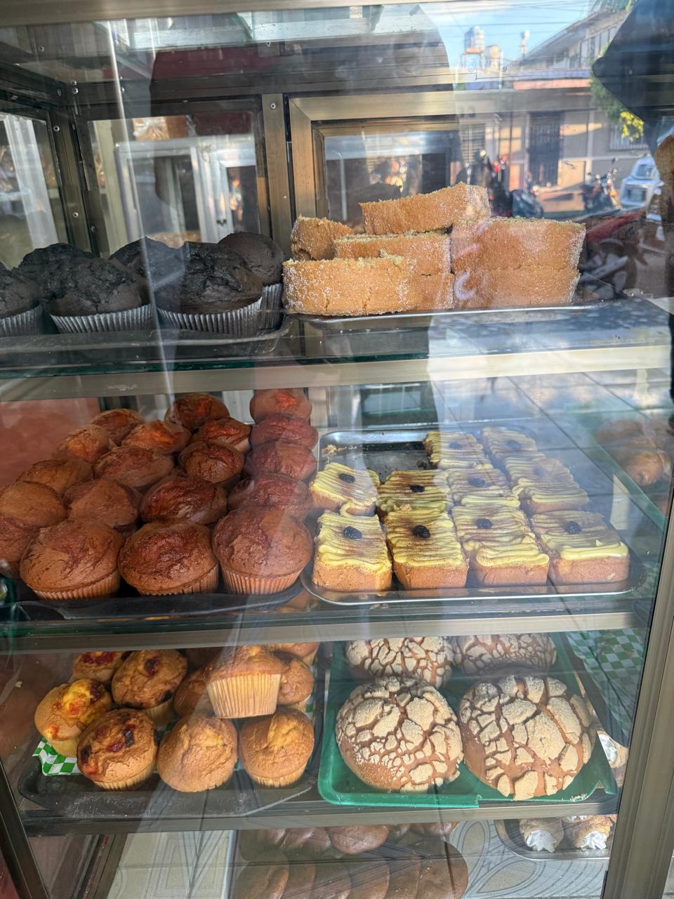 Vitrina de panadería surtida